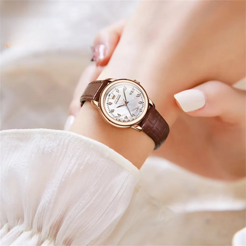 Relógio de Couro Com Diamantes