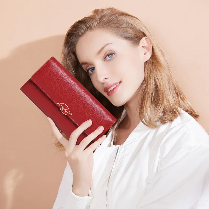 Carteira Elegante de Couro com Detalhe de Folha