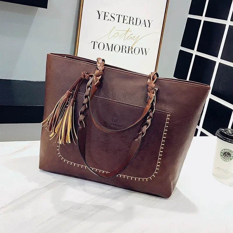 Bolsa de Couro com Detalhe de Tassel