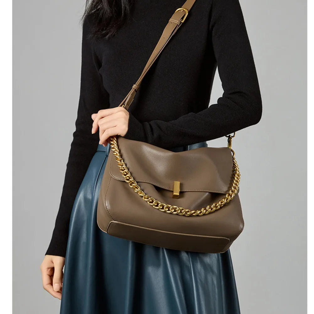 Bolsa de Couro Com Corrente Dourada