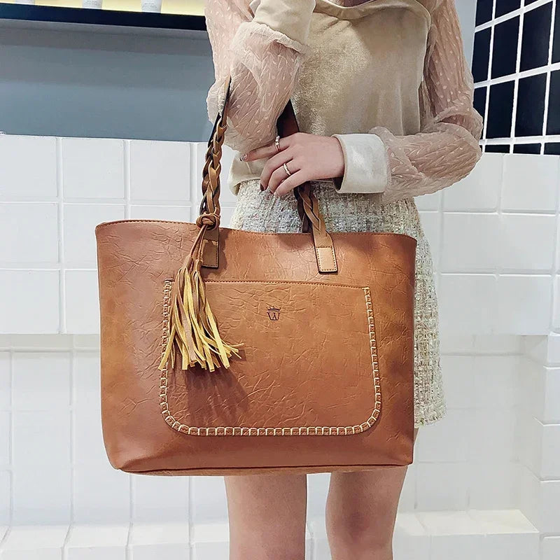 Bolsa de Couro com Detalhe de Tassel