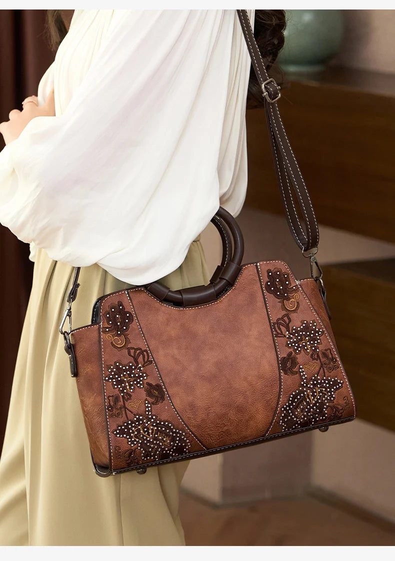 Bolsa Bordada Com Pedras Brilhantes