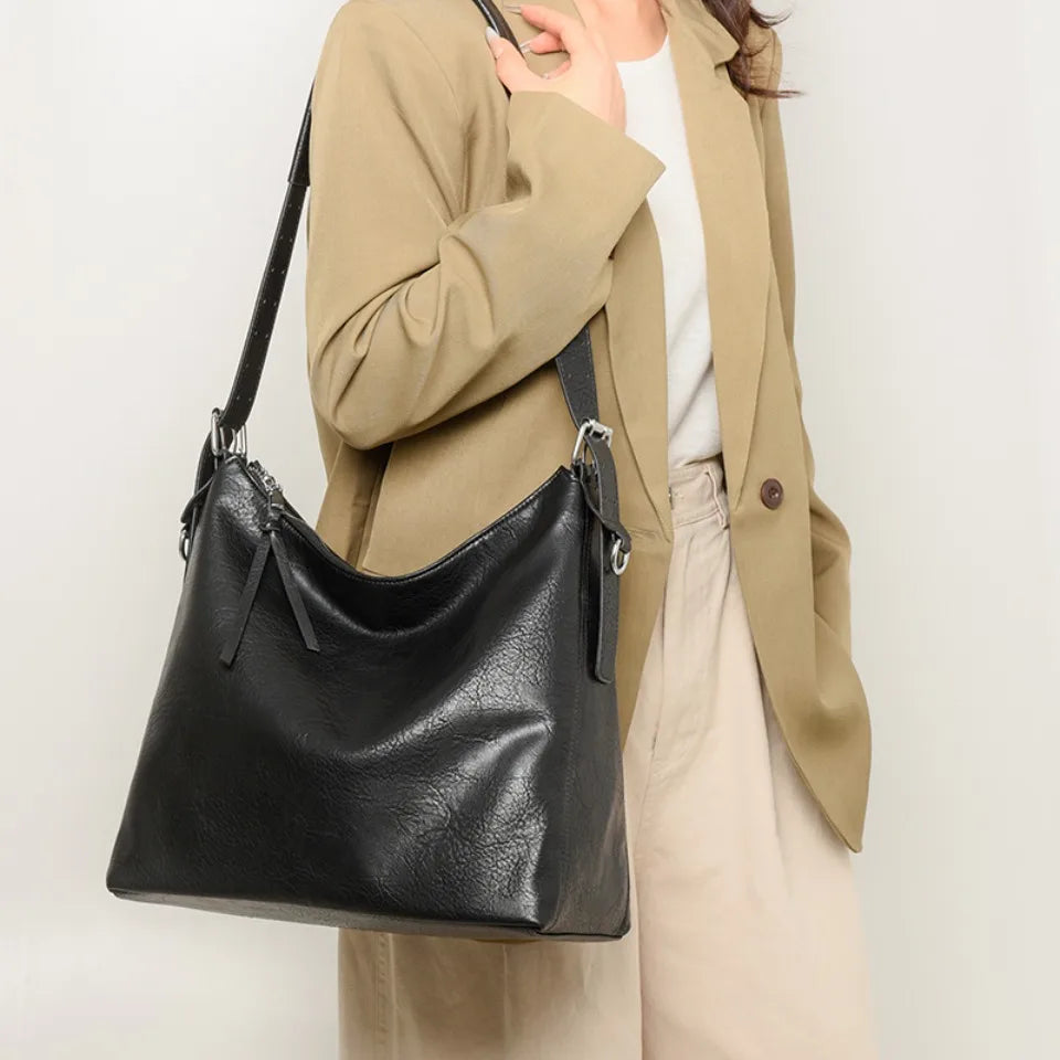 Bolsa Hobo Noir Soft em Couro Tecnológico