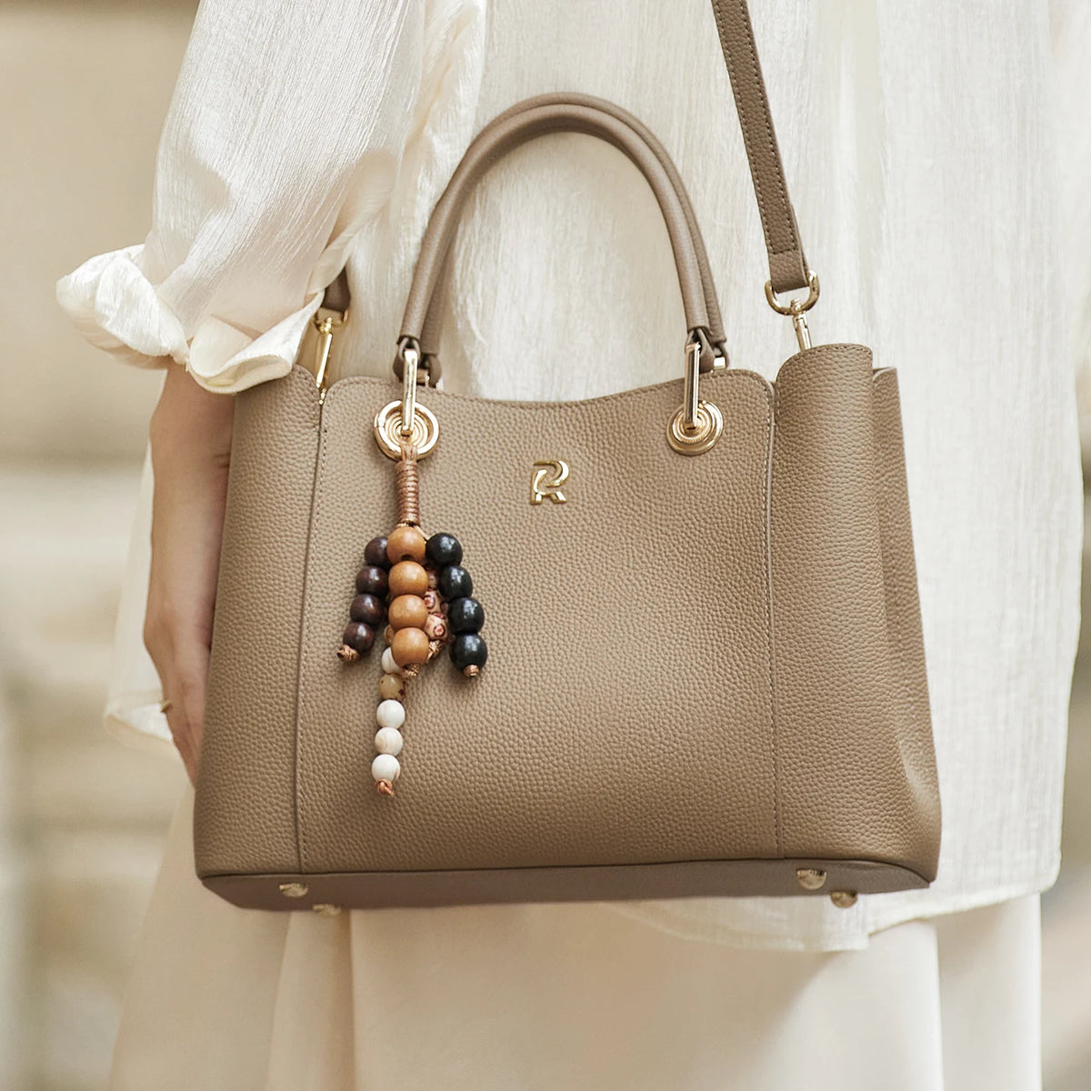 Bolsa Tote Champagne Beaded Charm em Couro Legítimo