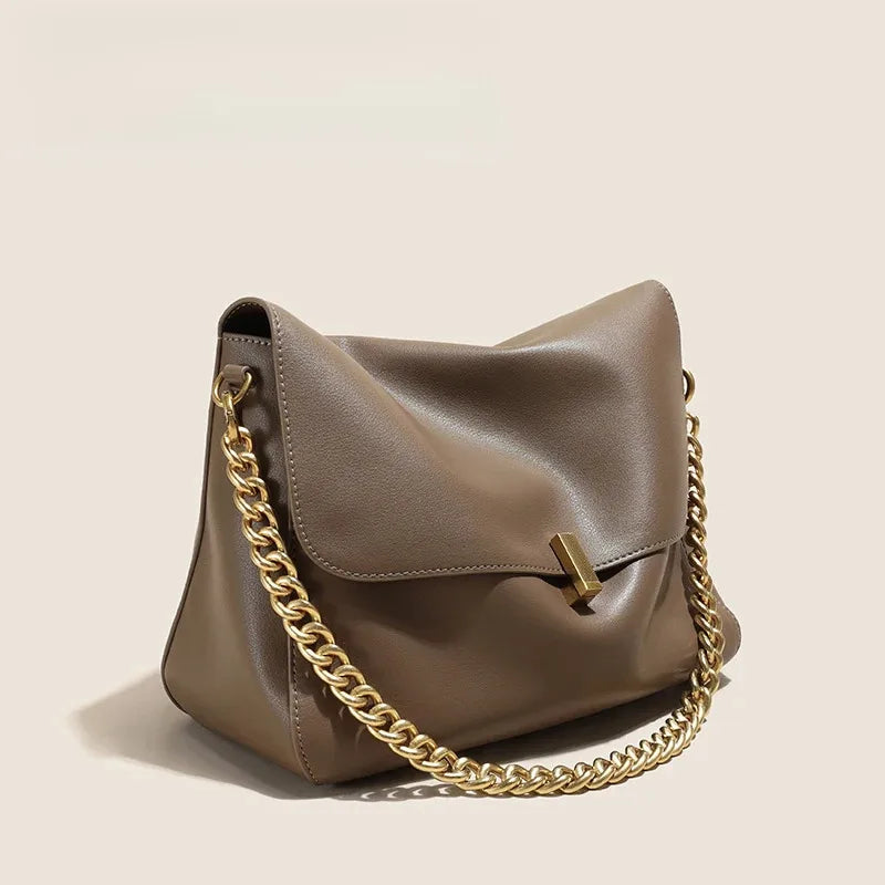 Bolsa de Couro Com Corrente Dourada