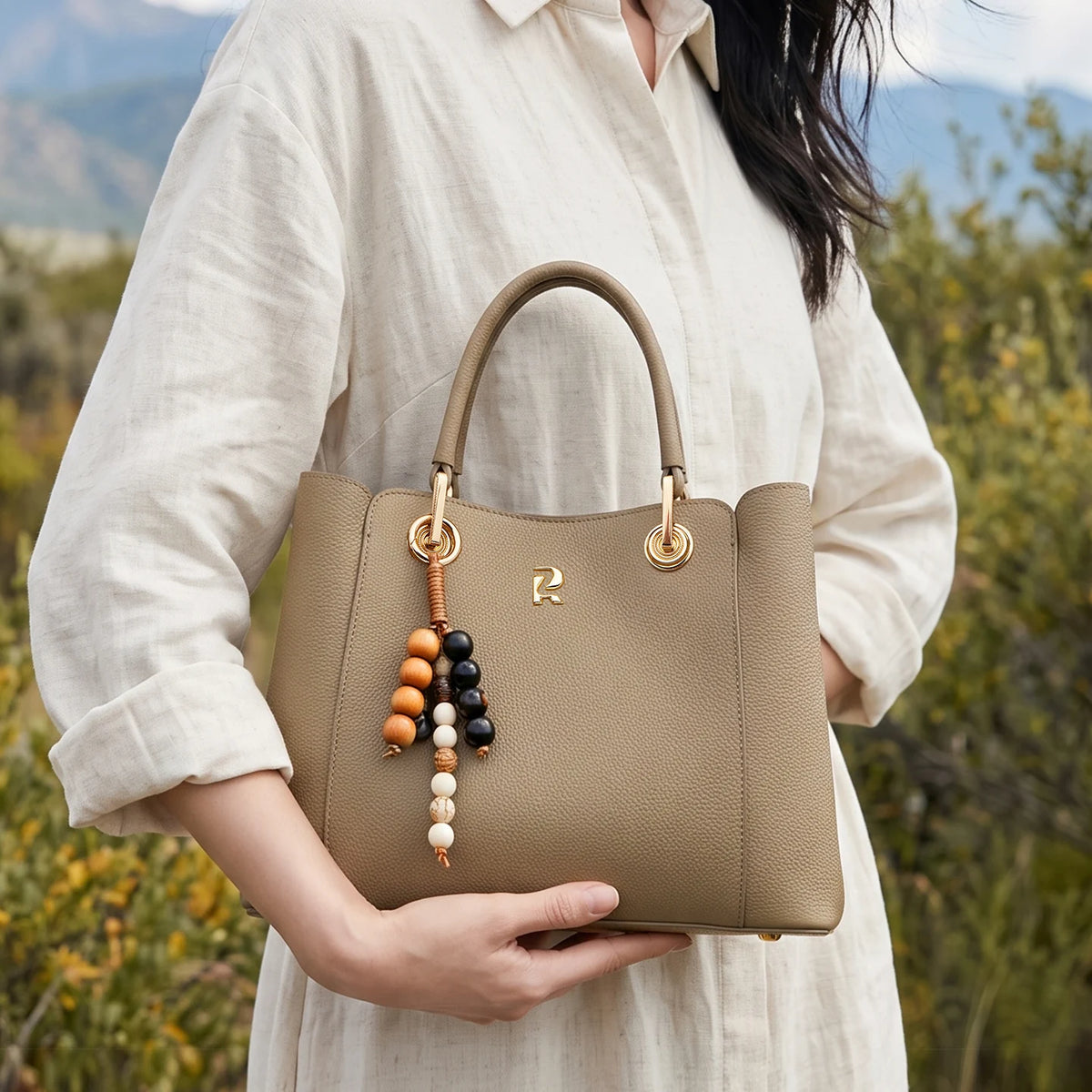 Bolsa Tote Champagne Beaded Charm em Couro Legítimo