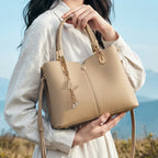 Bolsa Satchel Butterfly Charm em Couro Legítimo