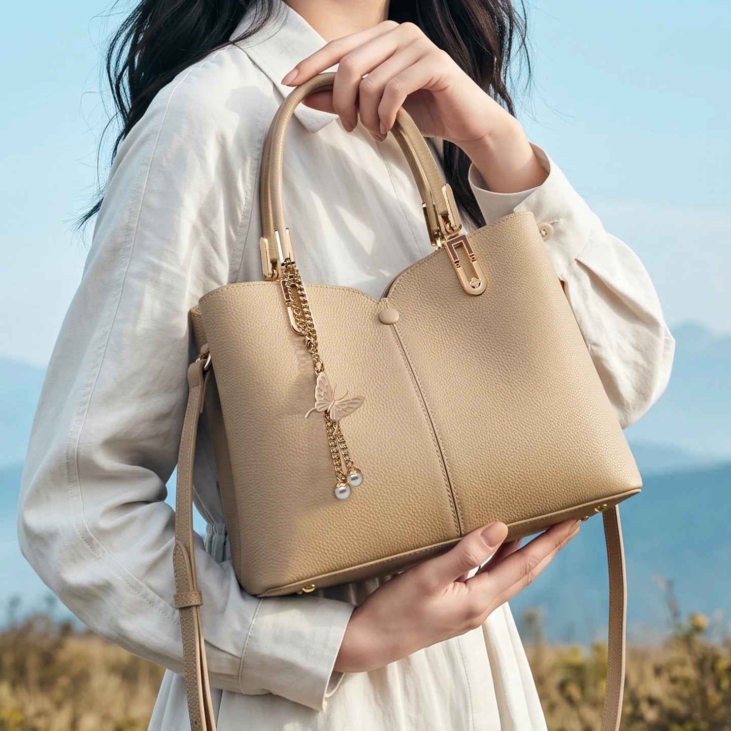 Bolsa Satchel Butterfly Charm em Couro Legítimo