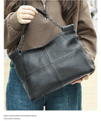 Bolsa de Couro Feminina com Alça em Corrente-Preto
